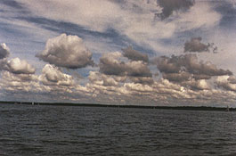 Altostratus (wyżej), cumulus (w głębi)